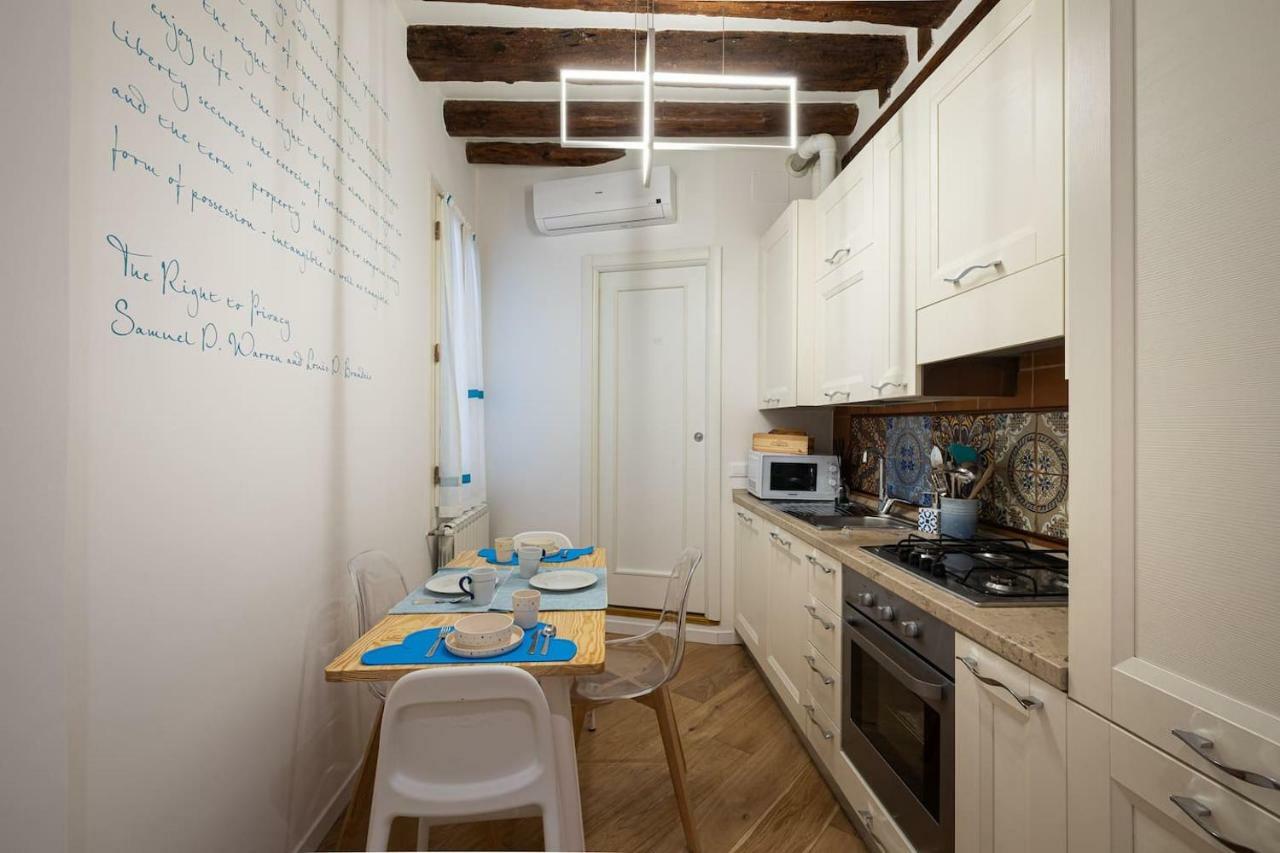 Privacy In - Your To Be Let Alone * Venise